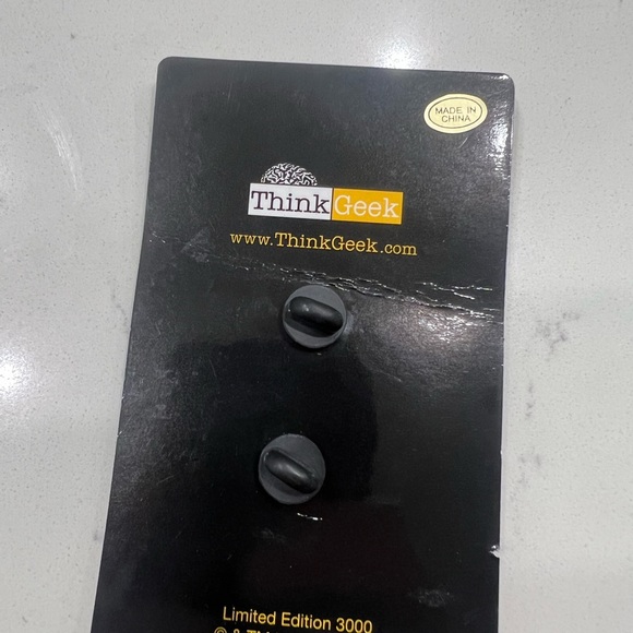 Star Wars May the 4th Be With You ThinkGeek R2D2 Pin LIMITED EDITION Of 3000 - Picture 4 of 4